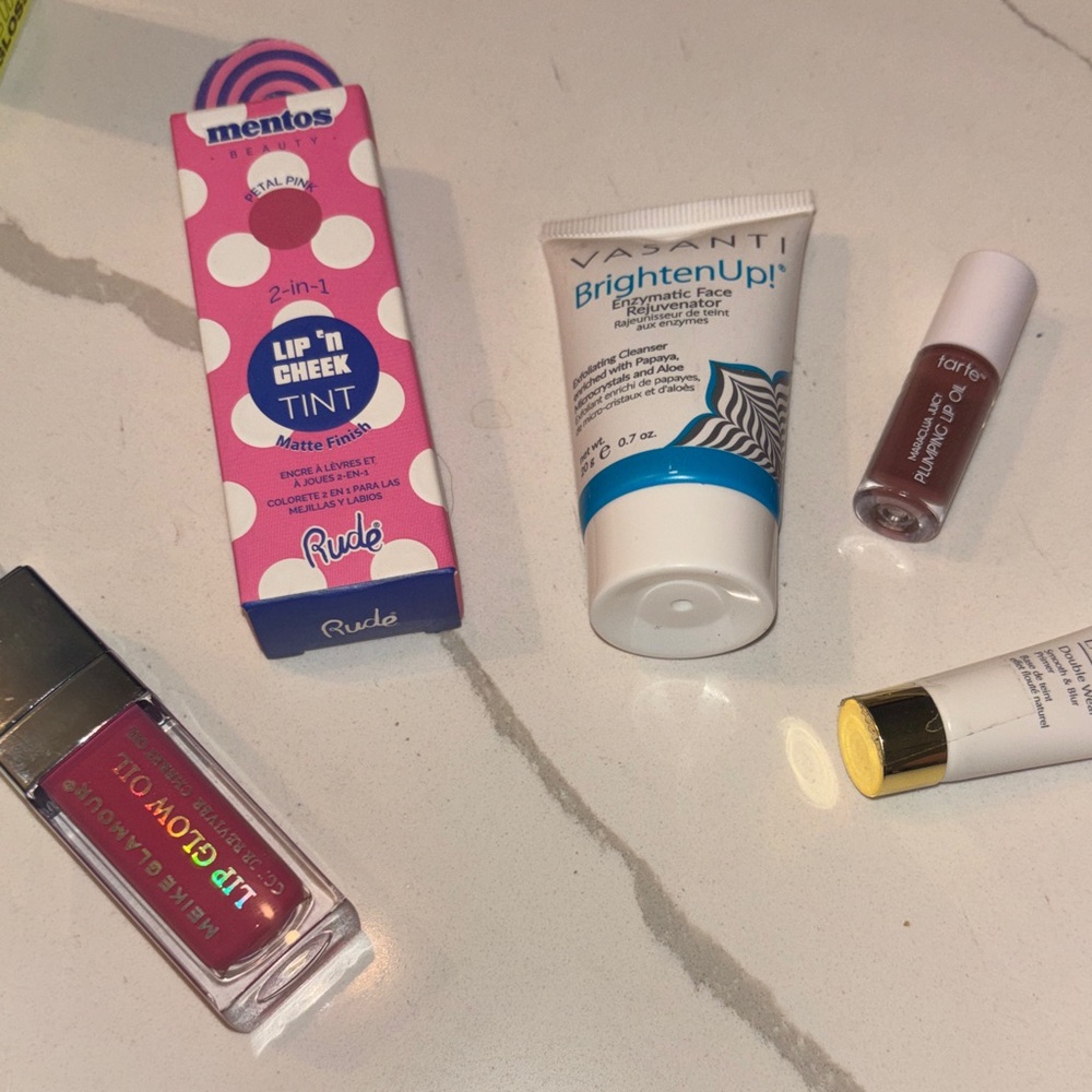 Makeup Bundle - Picture 2 of 4